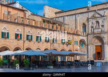Ascoli Piceno, Italia, 29 settembre 2021: Piazza del Popolo nel comune italiano Ascoli Piceno. Foto Stock