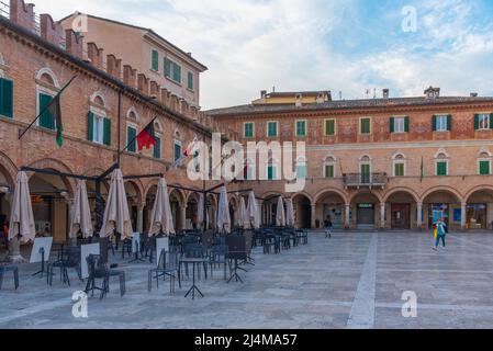 Ascoli Piceno, Italia, 29 settembre 2021: Piazza del Popolo nel comune italiano Ascoli Piceno. Foto Stock