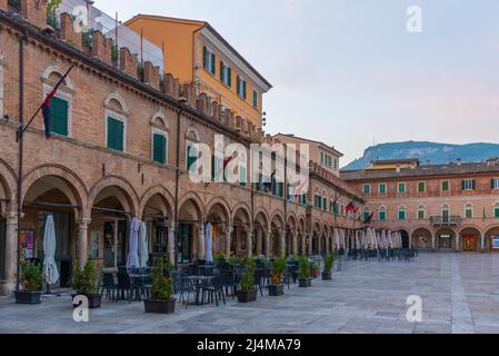 Ascoli Piceno, Italia, 29 settembre 2021: Piazza del Popolo nel comune italiano Ascoli Piceno. Foto Stock