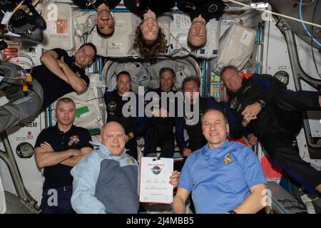 L'equipaggio di 11 persone fotografato a bordo della Stazione spaziale Internazionale (ISS) il 9 aprile 2022, comprende (in senso orario dal basso a destra) il comandante della spedizione 67 Tom Marshburn con gli ingegneri di volo Oleg Artemyev, Denis Matveev, Sergey Korsakov, Raja Chari, Kayla Barron, E Matthias Maurer; e Axiom Mission 1 astronauti (fila centrale da sinistra) Mark Pathy, Eytan Stibbe, Larry Conner, e Michael Lopez-Alegria. Credito: NASA via CNP Foto Stock