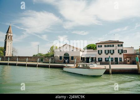 Vista sul campanile di San Michele Arcangelo e sulle case colorate di Mazzorbo, Venezia - settembre 2021. Foto di alta qualità Foto Stock