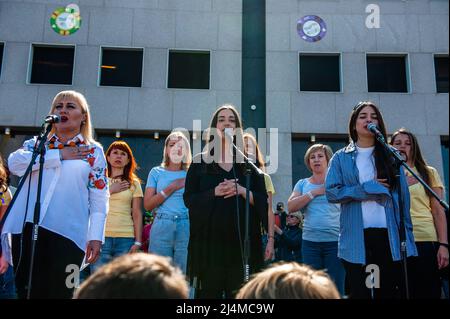 Le donne ucraine ospitate nella città sono viste cantare l'inno nazionale ucraino. Sotto il motto, 'music connects people', il musicista Nijmegen Mart Heijmans ha riunito 400 musicisti al Waalkade per cantare l'inno nazionale ucraino e altre canzoni per dimostrare la loro solidarietà con l'Ucraina. Circa 250 di loro sono stati rifugiati ucraini ricevuti negli ultimi mesi nella città. Quattro cantanti ucraini fuggiti, tra cui un cantante lirico, hanno eseguito qualche canzone prima di una folla attenta ed emotiva. Foto Stock