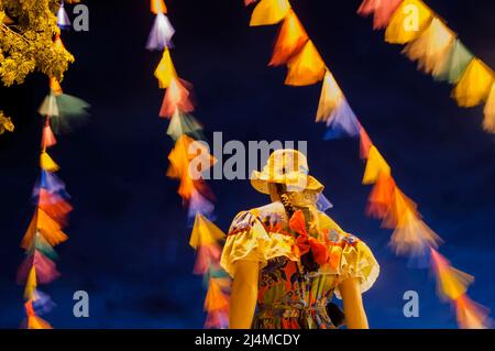 Decorazione di strada junina con manichino con costume da festa São João in assu, rio grande do norte, brasile Foto Stock