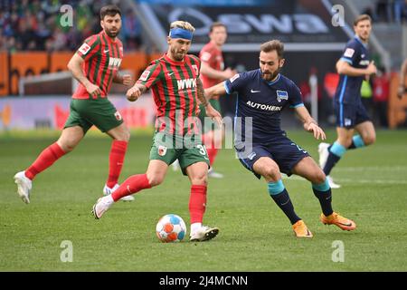 Augusta, Germania. 16th Apr 2022. Niklas DORSCH (FC Augsburg), azione, duelli contro Lucas TOUSART (Hertha BSC). Football 1st Bundesliga stagione 2021/2022, 30th matchday, matchday30, FC Augsburg -Hertha BSC Berlin 0-1, il 16th aprile 2022 WWK ARENA di Augsburg, Credit: dpa/Alamy Live News Foto Stock