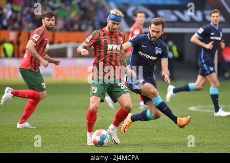 Augusta, Germania. 16th Apr 2022. Niklas DORSCH (FC Augsburg), azione, duelli contro Lucas TOUSART (Hertha BSC). Football 1st Bundesliga stagione 2021/2022, 30th matchday, matchday30, FC Augsburg -Hertha BSC Berlin 0-1, il 16th aprile 2022 WWK ARENA di Augsburg, Credit: dpa/Alamy Live News Foto Stock