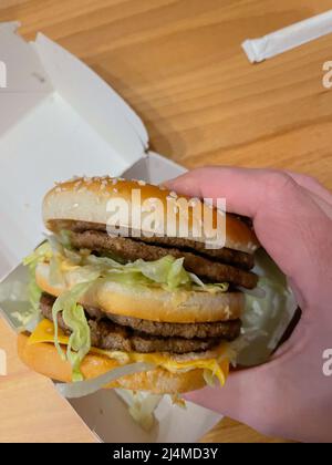 americano, sfondo, manzo, grande, grande mac, hamburger, formaggio, cheeseburger, primo piano, delizioso, cena, mangiare, fast food, fast food, cibo, freschi, hamburger, spazzatura, Foto Stock