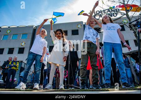 Un gruppo di rifugiati ucraini ospitati in città è visto cantare una canzone. Sotto il motto, 'music connects people', il musicista Nijmegen Mart Heijmans ha riunito 400 musicisti al Waalkade per cantare l'inno nazionale ucraino e altre canzoni per dimostrare la loro solidarietà con l'Ucraina. Circa 250 di loro sono stati rifugiati ucraini ricevuti negli ultimi mesi nella città. Quattro cantanti ucraini fuggiti, tra cui un cantante lirico, hanno eseguito qualche canzone prima di una folla attenta ed emotiva. (Foto di Ana Fernandez/SOPA Images/Sipa USA) Foto Stock