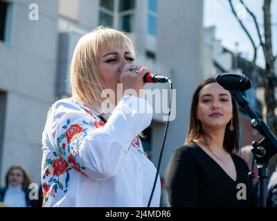 Due rifugiati ucraini ospitati nella città sono visti cantare una canzone ucraina. Sotto il motto, 'music connects people', il musicista Nijmegen Mart Heijmans ha riunito 400 musicisti al Waalkade per cantare l'inno nazionale ucraino e altre canzoni per dimostrare la loro solidarietà con l'Ucraina. Circa 250 di loro sono stati rifugiati ucraini ricevuti negli ultimi mesi nella città. Quattro cantanti ucraini fuggiti, tra cui un cantante lirico, hanno eseguito qualche canzone prima di una folla attenta ed emotiva. (Foto di Ana Fernandez/SOPA Images/Sipa USA) Foto Stock