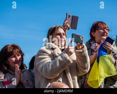 Le donne ucraine ospitate in città sono viste scattare foto durante il concerto. Sotto il motto, 'music connects people', il musicista Nijmegen Mart Heijmans ha riunito 400 musicisti al Waalkade per cantare l'inno nazionale ucraino e altre canzoni per dimostrare la loro solidarietà con l'Ucraina. Circa 250 di loro sono stati rifugiati ucraini ricevuti negli ultimi mesi nella città. Quattro cantanti ucraini fuggiti, tra cui un cantante lirico, hanno eseguito qualche canzone prima di una folla attenta ed emotiva. (Foto di Ana Fernandez/SOPA Images/Sipa USA) Foto Stock