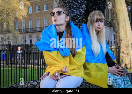 Londra, Regno Unito. 16th Apr 2022. I manifestanti, molti dei quali provenienti dalla comunità Ucraina, hanno organizzato un altro raduno a "Stand with Ucraina” e si sono opposti alla guerra in corso nel paese. Credit: Imagplotter/Alamy Live News Foto Stock
