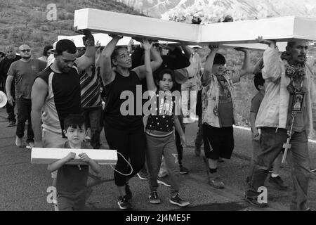 Tucson, Arizona, Stati Uniti. 15th Apr 2022. Processione del Venerdì Santo fino Sentinal Peak a Tucson. Diverse centinaia di persone si girano portando una grande croce di legno fino alla cima Di Una montagna. E' sponsorizzato dalla Lega Dorados Orphan, che culmina in una messa all'alba la domenica di Pasqua. L'evento annuale è tornato dopo un periodo di due anni a causa della pandemia. (Credit Image: © Christopher Brown/ZUMA Press Wire) Foto Stock