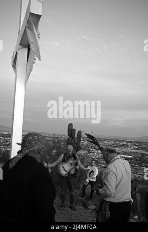 Tucson, Arizona, Stati Uniti. 15th Apr 2022. Processione del Venerdì Santo fino Sentinal Peak a Tucson. Diverse centinaia di persone si girano portando una grande croce di legno fino alla cima Di Una montagna. E' sponsorizzato dalla Lega Dorados Orphan, che culmina in una messa all'alba la domenica di Pasqua. L'evento annuale è tornato dopo un periodo di due anni a causa della pandemia. (Credit Image: © Christopher Brown/ZUMA Press Wire) Foto Stock