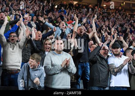 Milton Keynes, Regno Unito. 16th Apr 2022. I tifosi di Sheffield Wednesday festeggiano Milton Keynes Dons 2-3 a Milton Keynes, Regno Unito, il 4/16/2022. (Foto di Simon Whitehead/News Images/Sipa USA) Credit: Sipa USA/Alamy Live News Foto Stock