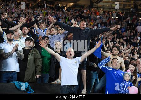 Milton Keynes, Regno Unito. 16th Apr 2022. I tifosi di Sheffield Wednesday festeggiano Milton Keynes Dons 2-3 a Milton Keynes, Regno Unito, il 4/16/2022. (Foto di Simon Whitehead/News Images/Sipa USA) Credit: Sipa USA/Alamy Live News Foto Stock