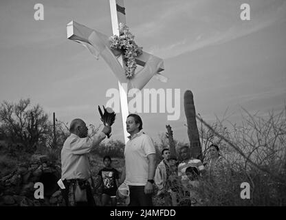 Tucson, Arizona, Stati Uniti. 15th Apr 2022. Processione del Venerdì Santo fino Sentinal Peak a Tucson. Diverse centinaia di persone si girano portando una grande croce di legno fino alla cima Di Una montagna. E' sponsorizzato dalla Lega Dorados Orphan, che culmina in una messa all'alba la domenica di Pasqua. L'evento annuale è tornato dopo un periodo di due anni a causa della pandemia. (Credit Image: © Christopher Brown/ZUMA Press Wire) Foto Stock