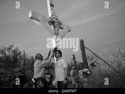 Tucson, Arizona, Stati Uniti. 15th Apr 2022. Processione del Venerdì Santo fino Sentinal Peak a Tucson. Diverse centinaia di persone si girano portando una grande croce di legno fino alla cima Di Una montagna. E' sponsorizzato dalla Lega Dorados Orphan, che culmina in una messa all'alba la domenica di Pasqua. L'evento annuale è tornato dopo un periodo di due anni a causa della pandemia. (Credit Image: © Christopher Brown/ZUMA Press Wire) Foto Stock