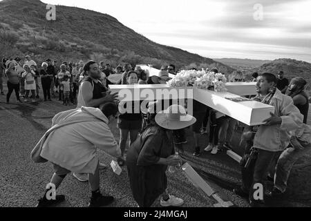 Tucson, Arizona, Stati Uniti. 15th Apr 2022. Processione del Venerdì Santo fino Sentinal Peak a Tucson. Diverse centinaia di persone si girano portando una grande croce di legno fino alla cima Di Una montagna. E' sponsorizzato dalla Lega Dorados Orphan, che culmina in una messa all'alba la domenica di Pasqua. L'evento annuale è tornato dopo un periodo di due anni a causa della pandemia. (Credit Image: © Christopher Brown/ZUMA Press Wire) Foto Stock