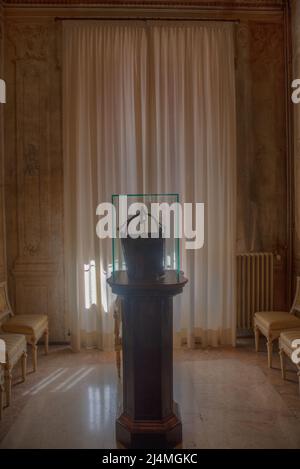 Modena, Italia, 23 settembre 2021: Camera a Palazzo Comunale nel comune italiano di Modena. Foto Stock