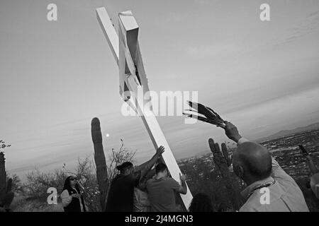 Tucson, Arizona, Stati Uniti. 15th Apr 2022. Processione del Venerdì Santo fino Sentinal Peak a Tucson. Diverse centinaia di persone si girano portando una grande croce di legno fino alla cima Di Una montagna. E' sponsorizzato dalla Lega Dorados Orphan, che culmina in una messa all'alba la domenica di Pasqua. L'evento annuale è tornato dopo un periodo di due anni a causa della pandemia. (Credit Image: © Christopher Brown/ZUMA Press Wire) Foto Stock