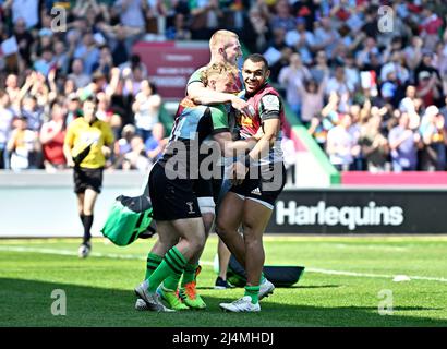 Twickenham, Regno Unito. 16th Apr 2022. Heineken Champions Cup round di rugby 16. Harlequins V Montpelier. Twickenham Stoop. Twickenham. I giocatori di Harlequins celebrano la prova di Harlequins 3rd durante il round di Harlequins V Montpelier Heineken Champions Cup di 16, 2nd gambe, partita di rugby. Credit: Sport in immagini/Alamy Live News Foto Stock