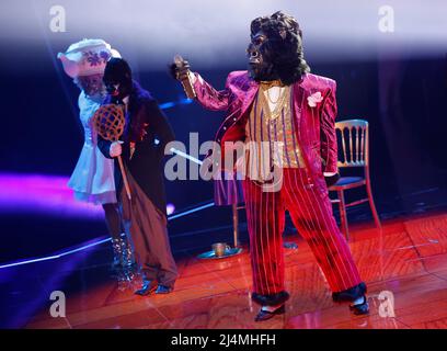 Colonia, Germania. 16th Apr 2022. Il personaggio 'The Gorilla' è sul palco del ProSieben show 'The Masked Singer'. Credit: Thomas Banneyer/dpa/Alamy Live News Foto Stock