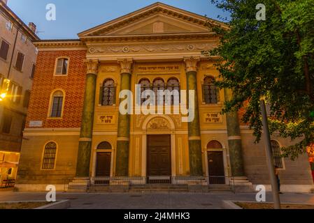 Modena, Italia, 22 settembre 2021: Vista al tramonto della sinagoga di Modena in Italia. Foto Stock
