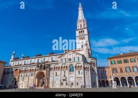 Modena, 22 settembre 2021: Cattedrale di Modena e Torre Ghirlandina in Italia. Foto Stock