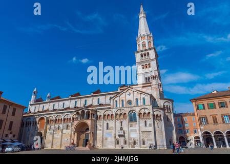 Modena, 22 settembre 2021: Cattedrale di Modena e Torre Ghirlandina in Italia. Foto Stock