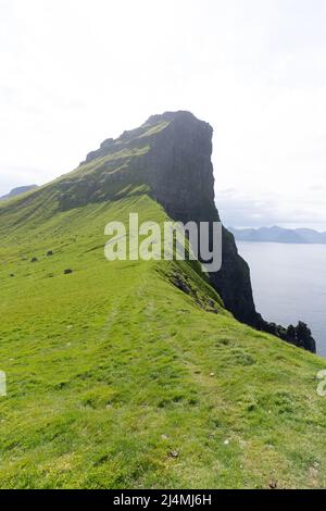 Splendida vista aerea del faro di Kallur nelle Isole Faroe, con le sue enormi scogliere, escursioni a piedi in falesie e vista sull'oceano Foto Stock