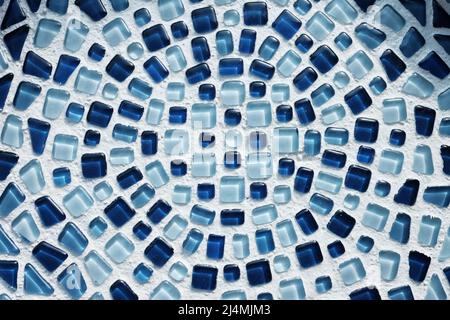 Colorate piastrelle mosaico in porcellana con diverse tonalità di blu Foto Stock