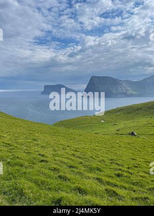 Splendida vista aerea del faro di Kallur nelle Isole Faroe, con le sue enormi scogliere, escursioni a piedi in falesie e vista sull'oceano Foto Stock