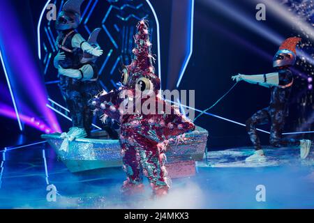 Colonia, Germania. 16th Apr 2022. Il personaggio 'The Starfish' è sul palco del ProSieben show 'The Masked Singer'. Credit: Thomas Banneyer/dpa/Alamy Live News Foto Stock