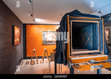 vecchia telecamera in legno retrò nella moderna sala d'esposizione decorata Foto Stock