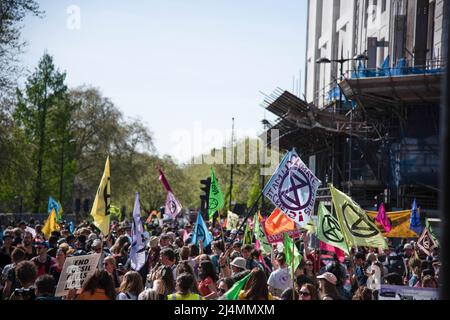 Londra, Regno Unito. 16th Apr 2022. I manifestanti si riuniscono a Marble Arch, Hyde Park tenendo bandiere durante la protesta della fine della ribellione dell'estinzione ai combustibili fossili nel centro di Londra. Estinzione la ribellione scese per le strade durante questo momento cruciale. La nostra dipendenza dai combustibili fossili sta finanziando le guerre, facendo pagare il costo dello scandalo della vita e portando al crollo del clima. Ecco perché chiedono di porre fine immediatamente a tutti i nuovi investimenti nei combustibili fossili. Credit: SOPA Images Limited/Alamy Live News Foto Stock