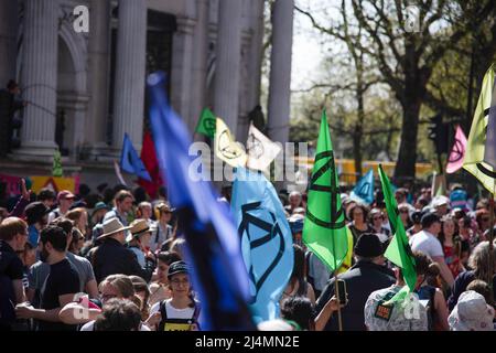 Londra, Regno Unito. 16th Apr 2022. I manifestanti si riuniscono a Marble Arch, Hyde Park tenendo bandiere durante la protesta della fine della ribellione dell'estinzione ai combustibili fossili nel centro di Londra. Estinzione la ribellione scese per le strade durante questo momento cruciale. La nostra dipendenza dai combustibili fossili sta finanziando le guerre, facendo pagare il costo dello scandalo della vita e portando al crollo del clima. Ecco perché chiedono di porre fine immediatamente a tutti i nuovi investimenti nei combustibili fossili. Credit: SOPA Images Limited/Alamy Live News Foto Stock