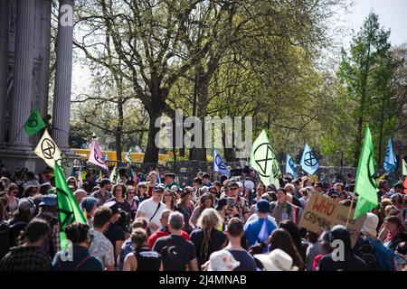 Londra, Regno Unito. 16th Apr 2022. I manifestanti si riuniscono a Marble Arch, Hyde Park tenendo bandiere durante la protesta della fine della ribellione dell'estinzione ai combustibili fossili nel centro di Londra. Estinzione la ribellione scese per le strade durante questo momento cruciale. La nostra dipendenza dai combustibili fossili sta finanziando le guerre, facendo pagare il costo dello scandalo della vita e portando al crollo del clima. Ecco perché chiedono di porre fine immediatamente a tutti i nuovi investimenti nei combustibili fossili. (Foto di Loredana Sangiuliano/SOPA Images/Sipa USA) Credit: Sipa USA/Alamy Live News Foto Stock