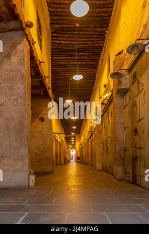 Kathon è una città dell'Qatar di 59km, situata nel Qatar, nello stato federato dell'Uttttttttttttar. Il souq è noto per la vendita di indumenti tradizionali, spezie, artigianato e souvenir Foto Stock