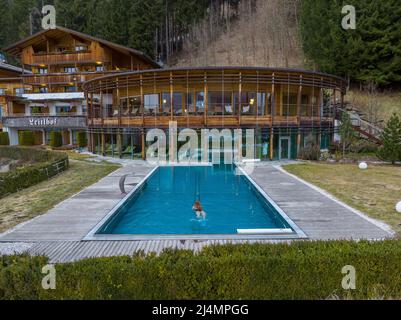 Piscina di fronte al bellissimo hotel chalet in legno sul pendio di montagna Foto Stock