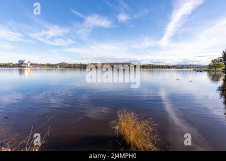 Lago Burley Griffin a Canberra e l'edificio High Court of Australia sulla riva del lago, Canberra, ACT, Australia Foto Stock