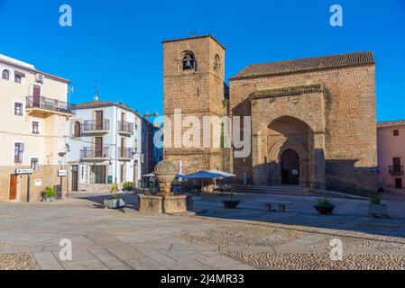 Plasencia, Spagna, 17 maggio 2021: La gente sta passeggiando su Plaza San Nicolas nella città spagnola Plasencia Foto Stock