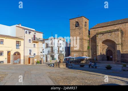 Plasencia, Spagna, 17 maggio 2021: La gente sta passeggiando su Plaza San Nicolas nella città spagnola Plasencia Foto Stock