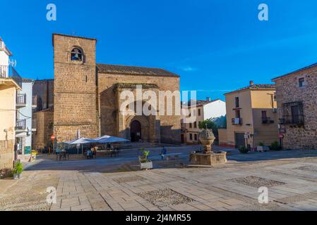 Plasencia, Spagna, 17 maggio 2021: La gente sta passeggiando su Plaza San Nicolas nella città spagnola Plasencia Foto Stock