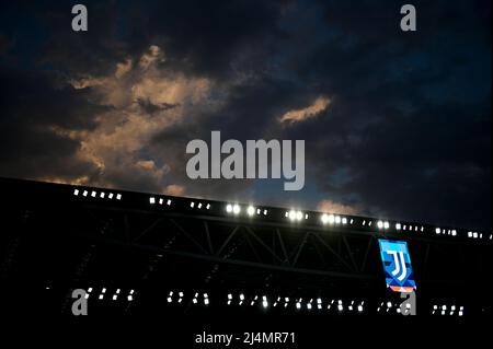 Torino, Italia. 16 aprile 2022. La vista generale mostra lo stadio Allianz durante la serie Una partita di calcio tra il Juventus FC e il Bologna FC. Credit: Nicolò campo/Alamy Live News Foto Stock