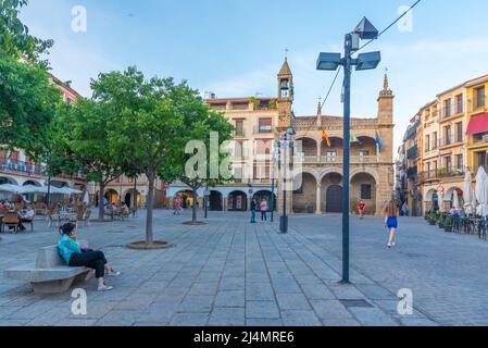 Plasencia, Spagna, 18 maggio 2021: La gente sta passeggiando su Plaza San Nicolas nella città spagnola Plasencia Foto Stock