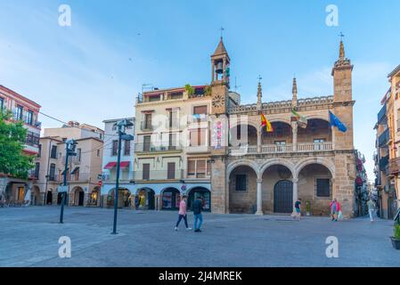 Plasencia, Spagna, 18 maggio 2021: La gente sta passeggiando su Plaza San Nicolas nella città spagnola Plasencia Foto Stock