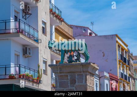 Merida, Spagna, 20 maggio 2021: Statua del lupo Capitolino a Merida, Spagna Foto Stock