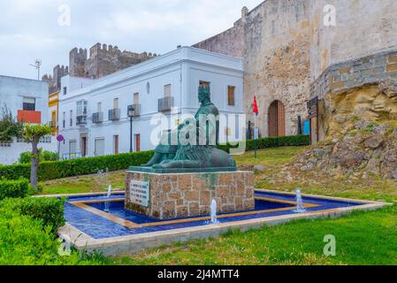 Tarifa, Spagna, 23 maggio 2021: Statua di Sancho IV El Bravo a Tarifa, Spagna Foto Stock