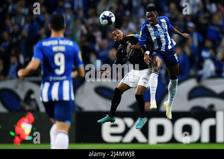 16th aprile 2022; Stadio Dragao, Porto, Portogallo; Campionato Portoghese 2022, FC Porto contro Portimonense; Zaidu Sanusi del FC Porto e Anderson Oliveira di Portimonense Foto Stock