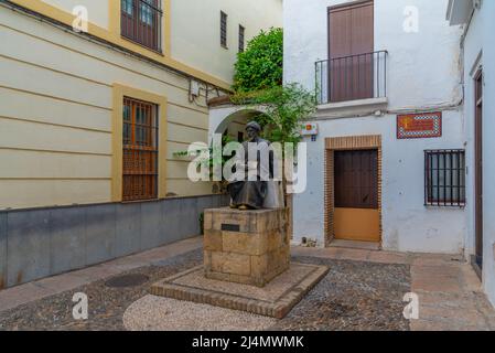 Cordova, Spagna, 25 maggio 2021: Statua di ben Maimonides nel quartiere ebraico di cordova Foto Stock