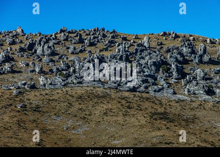 Formazioni rocciose in collina Foto Stock